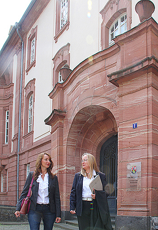 Bettina Härtel vor Gerichtsgebäude